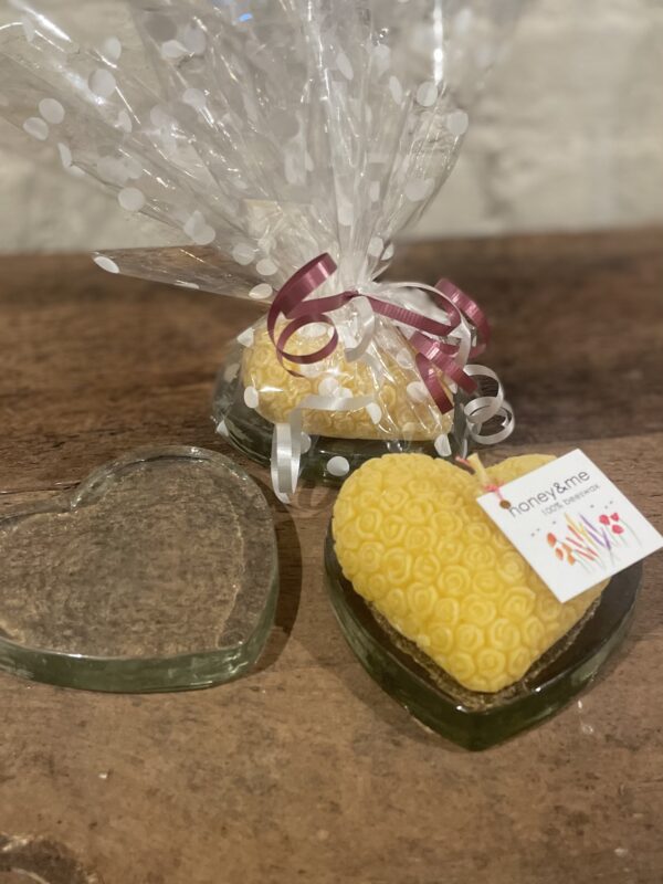 Besswax heart candle with glass plate